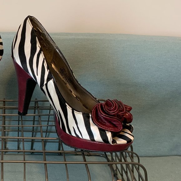 Gently Worn Madden Girl Zebra Striped Peep Toe - Picture 3 of 12